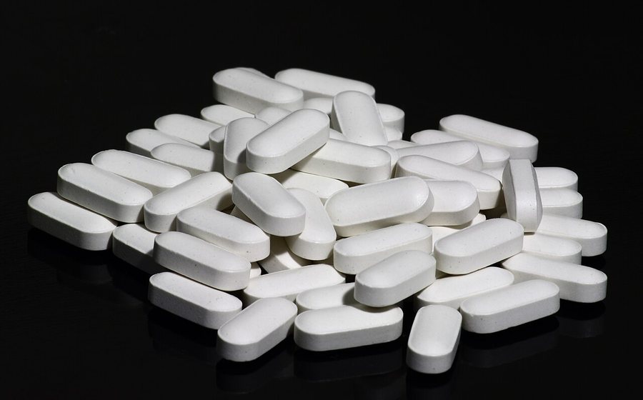White chewable tablets / lozenges (representative photo)